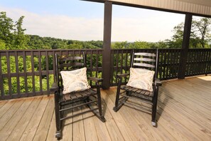 Apartamento, varias camas, bañera de hidromasaje, vistas a la montaña | Vistas desde la habitación