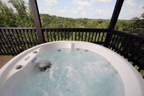 Outdoor spa tub - Pinnacle View 7A - Three Bedroom Chalet (Pigeon Forge)