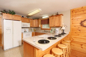 Condo, várias camas, banheira de imersão, vista para a montanha | Cozinha privada | Geladeira, micro-ondas, fogão, cooktop
