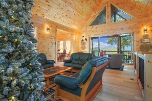 Cabaña, varias camas, hidromasaje, vista a la montaña | Área de sala de estar | Televisión de pantalla plana de 70 pulgadas con canales por cable 