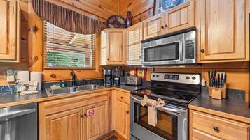 Cabin, Multiple Beds, Hot Tub, Mountain View | Private kitchen | Fridge, microwave, oven, stovetop
