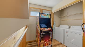 House, Multiple Beds, Hot Tub | Interior