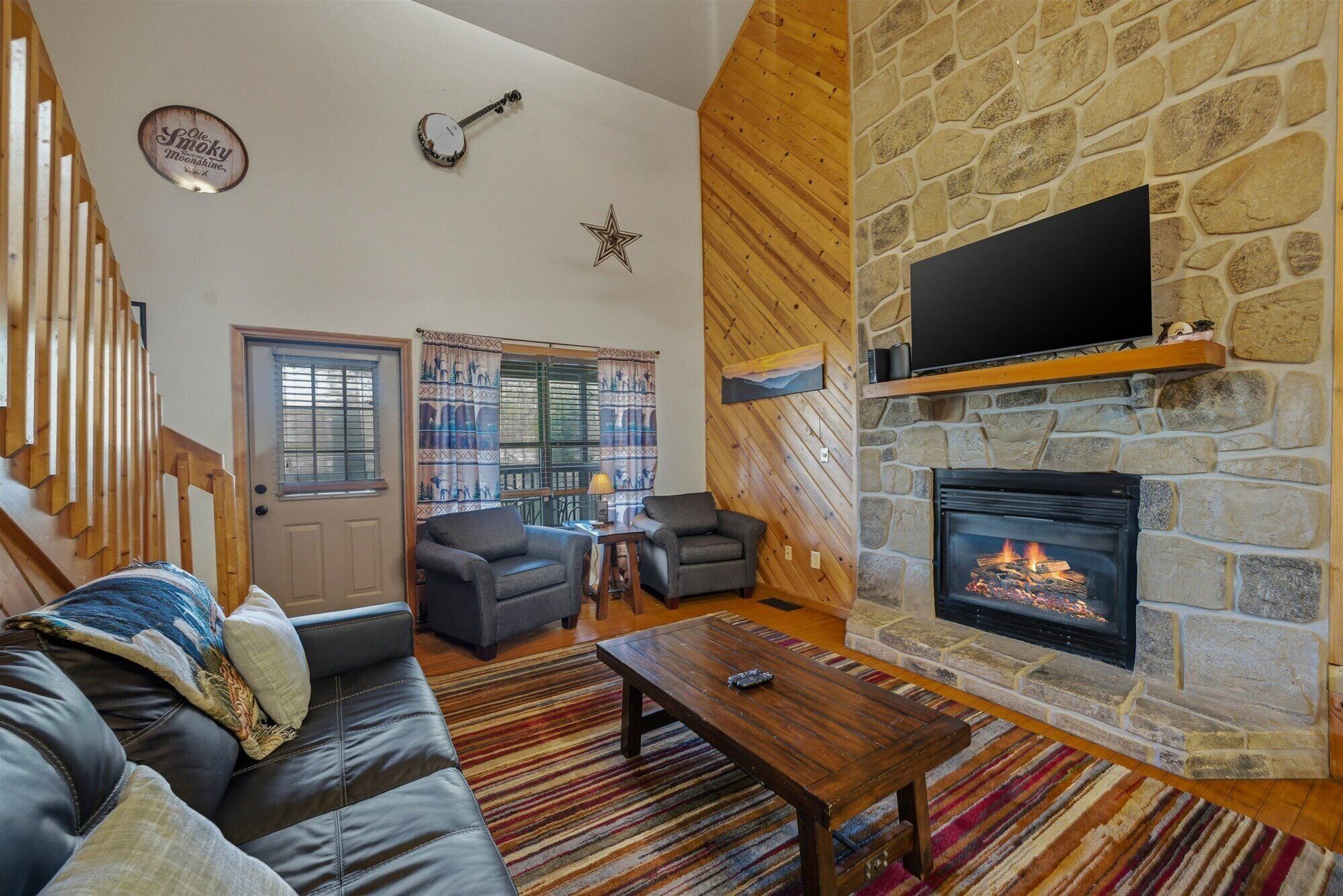 Rumah, Beberapa Tempat Tidur, hot tub | Area keluarga | Televisi layar datar 42-inci dengan saluran TV kabel, TV, dan perapian