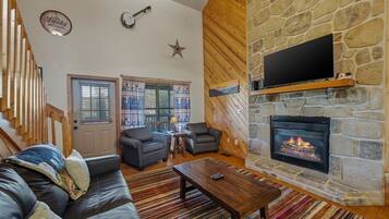Rumah, Beberapa Tempat Tidur, hot tub | Area keluarga | Televisi layar datar 42-inci dengan saluran TV kabel, TV, dan perapian