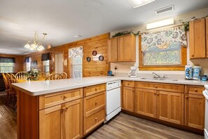 Condo, varias camas, hidromasaje | Cocina privada | Refrigerador, microondas, horno y parrilla de estufa 