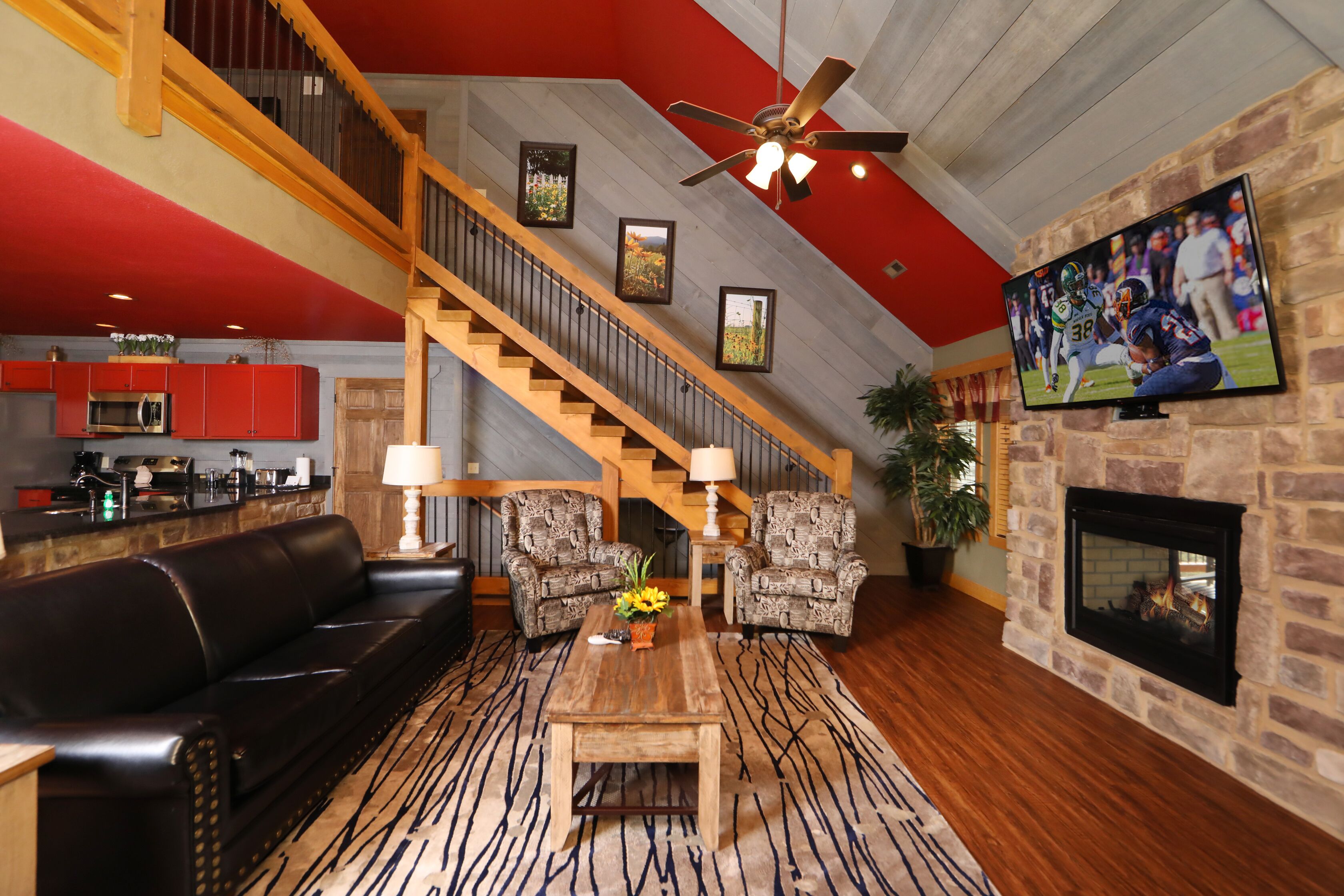 Talo, useita sänkyjä, poreamme | Oleskelualue | 70–tuumainen taulutelevisio, jossa kaapelikanavat