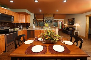 Dining - Misty Mountainside - Two Bedroom Chalet (Gatlinburg)