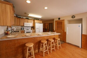 Casa, varias camas, chimenea | Cocina privada | Frigorífico, microondas, horno y placa de cocina