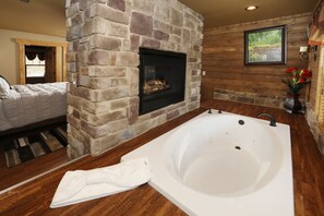 House, Multiple Beds, Hot Tub | Bathroom | Jetted tub, designer toiletries, hair dryer, towels - Movie DiveInn - Four Bedroom Chalet (Gatlinburg)