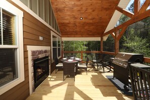 Outdoor dining - Movie DiveInn - Four Bedroom Chalet (Gatlinburg)