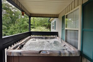 Outdoor spa tub - Wildwood Falls 4 - Two Bedroom Chalet (Pigeon Forge)