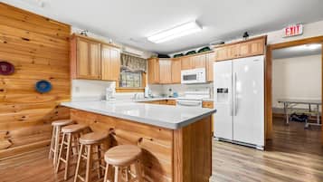 Condo, Multiple Beds, Hot Tub | Private kitchen | Fridge, microwave, oven, stovetop