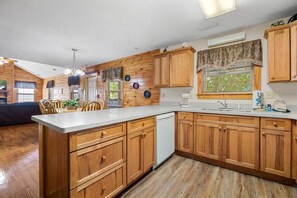 Condo, Multiple Beds, Hot Tub | Private kitchen | Fridge, microwave, oven, stovetop