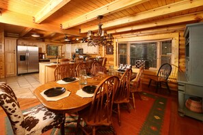 Hytte, flere senger, massasjebadekar | Eget kjøkken | Kjøleskap, mikrobølgeovn, ovn og kokeplater