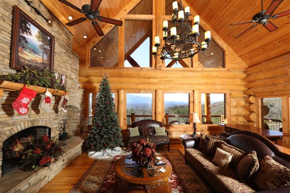 小屋, 多張床, 熱水浴缸 | 起居區 | 65-吋平面電視、有線頻道、電視、壁爐