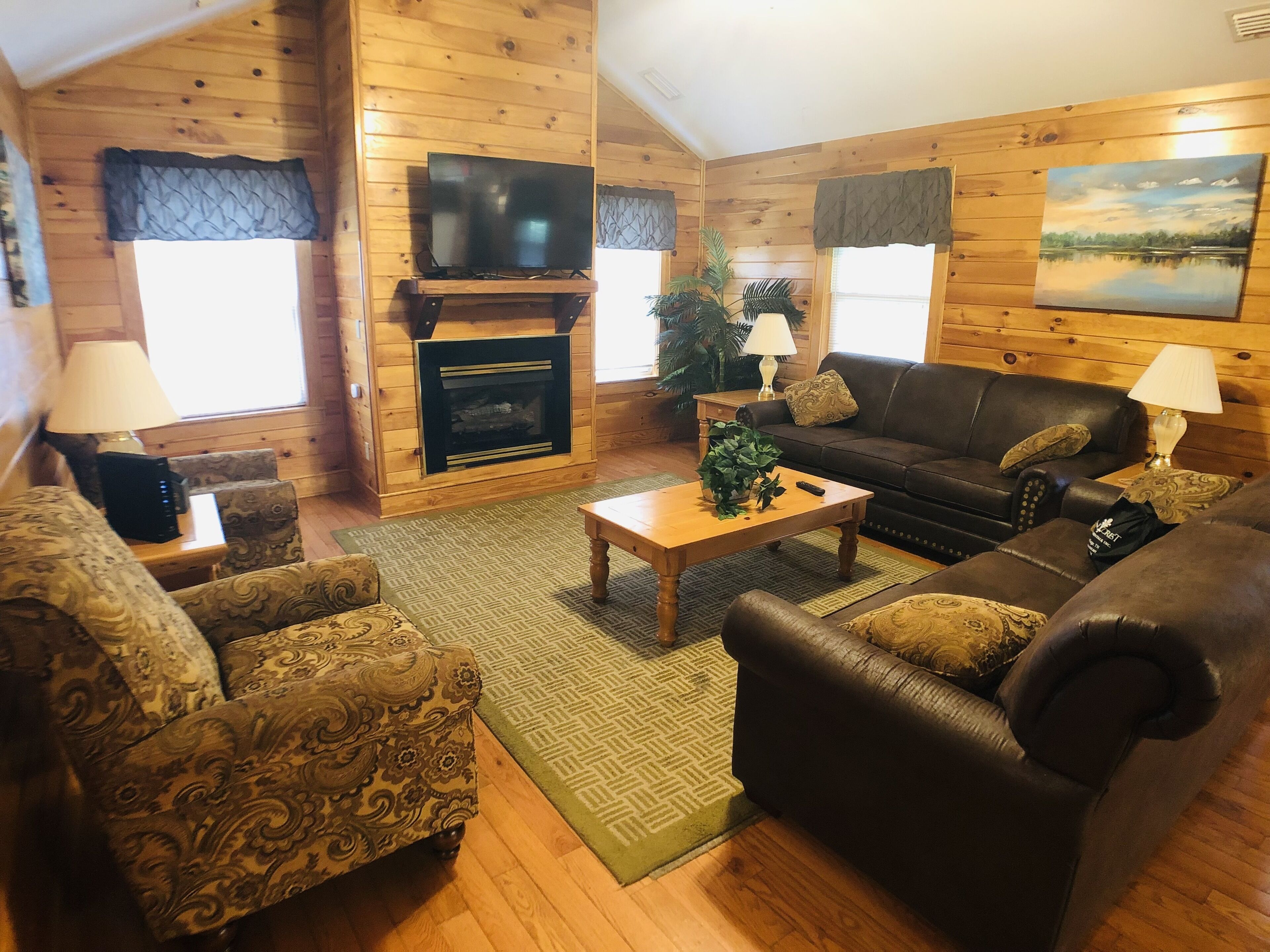 Appartement, Meerdere bedden, bubbelbad | Woonruimte | Een 42-inch flatscreentelevisie met kabelzenders en televisie