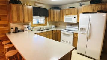 Condo, Multiple Beds, Hot Tub | Private kitchen | Fridge, microwave, oven, stovetop