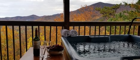 Cabana, várias camas, banheira de imersão, vista para a montanha | Sacada