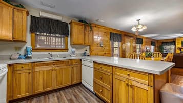 Condo, Multiple Beds, Hot Tub | Private kitchen | Fridge, microwave, oven, stovetop