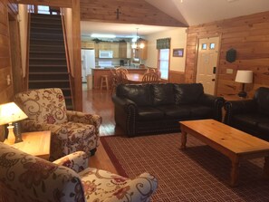 Living area - Cherry Blossom 11 - Three Bedroom Chalet (Pigeon Forge)