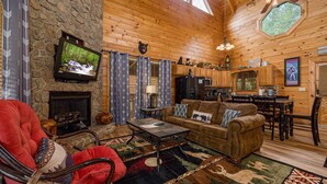 Cabin, nhiều giường, bồn tắm nước nóng, quang cảnh núi | Khu phòng khách | TV màn hình phẳng 42-inch có truyền hình cáp, TV, lò sưởi 