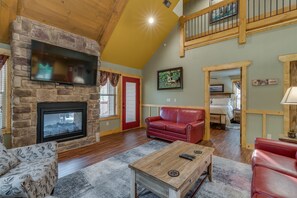 独立别墅, 多张床, 热水浴缸 | 起居区 | 70-英寸纯平电视(配备有线频道)、电视、壁炉