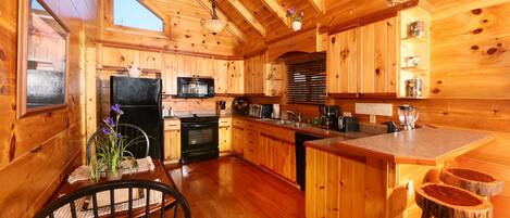 Cabin, 1 King Bed with Sofa bed, Fireplace | Private kitchen | Fridge, microwave, oven, stovetop