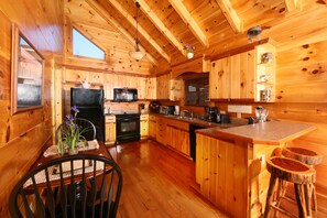 Cabana, 1 cama King e sofá-cama, lareira | Cozinha privada | Geladeira, micro-ondas, fogão, cooktop