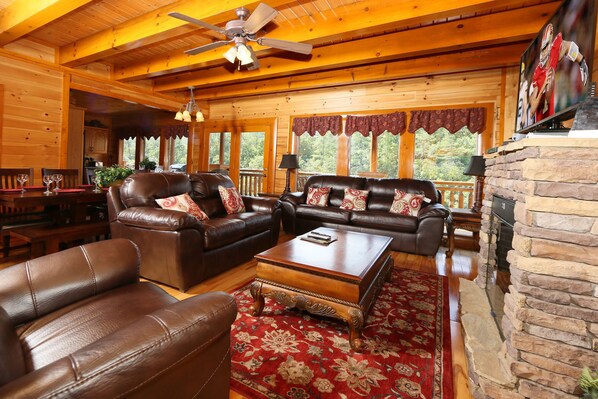 Huisje, meerdere bedden, hot tub | Woonkamer | Een televisie en een open haard