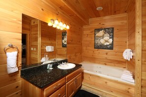 Huisje, meerdere bedden, hot tub, uitzicht op bergen | Badkamer | Een bad/douchecombinatie, handdoeken