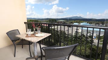 Condo, Multiple Beds, Jetted Tub, Mountain View | Outdoor dining