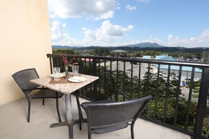 Condo, Multiple Beds, Jetted Tub, Mountain View | Outdoor dining