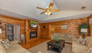 獨棟房屋, 多張床, 熱水浴缸 | 起居區 | 42-吋平面電視、有線頻道、電視、壁爐