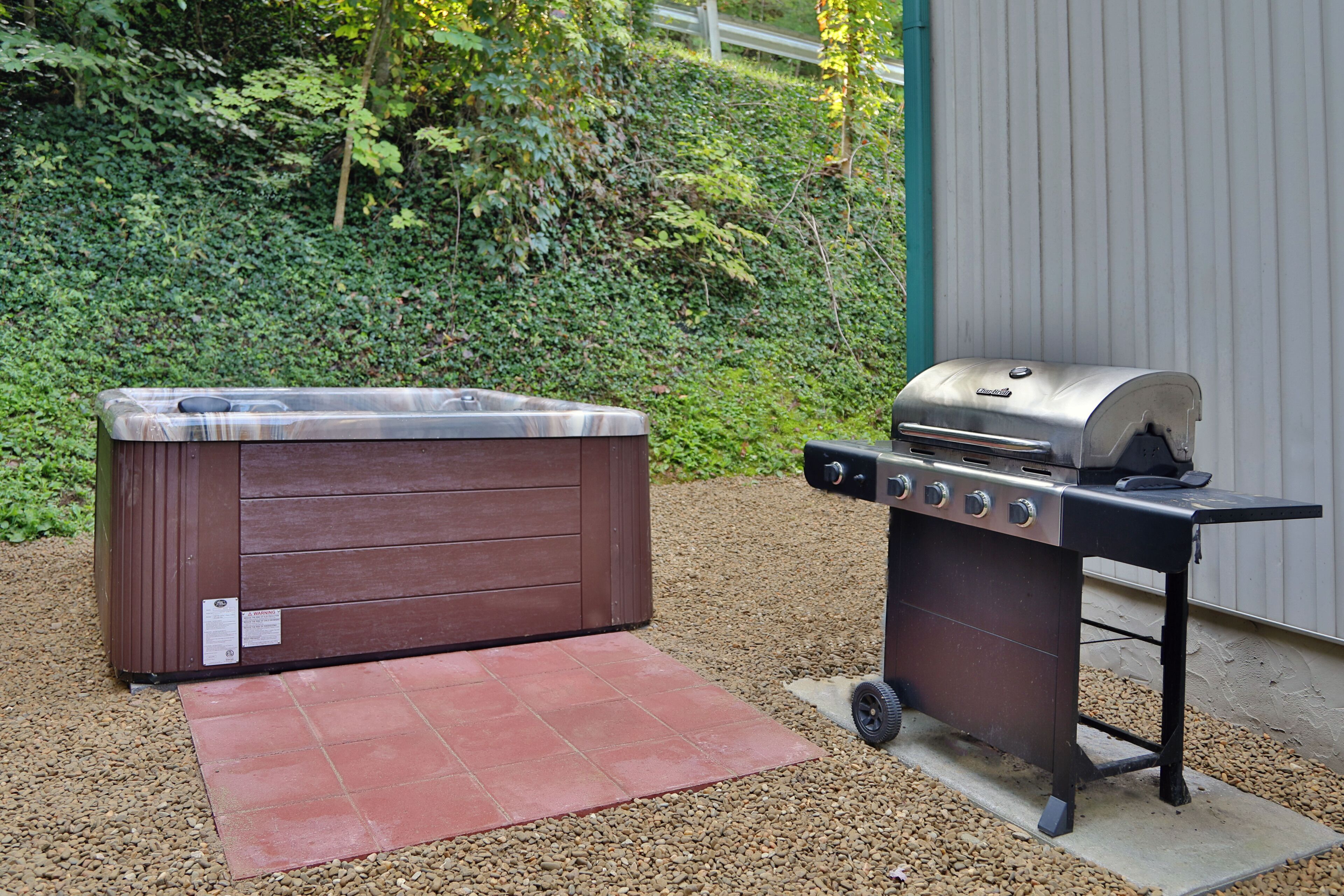 Een hottub en een barbecue in een buitengebied.