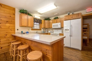 Condo, várias camas, banheira de imersão | Cozinha privada | Geladeira, micro-ondas, fogão, cooktop