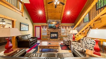 Casa, letti multipli, idromassaggio | Area soggiorno | TV a schermo piatto 70 pollici con canali via cavo, TV, caminetto