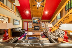 Casa, varias camas, bañera de hidromasaje | Zona de estar | Televisión de pantalla plana de 70 pulgadas con canales por cable