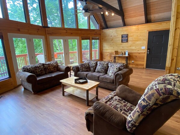 Chalet rustique, Plusieurs lits, baignoire à remous, vue sur la montagne | Aire de séjour | Téléviseur à écran plat de 55 po avec télévision par câble, téléviseur