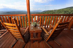 Terrace/patio - Up Up  Away - Two Bedroom Cabin (Sevierville)