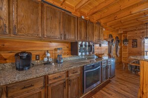 Cabane, plusieurs lits, bain à remous, vue montagne | Cuisine privée