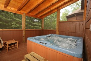 Outdoor spa tub - Majestic Manor - Five Bedroom Cabin (Sevierville)