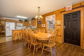 公寓客房, 多張床, 熱水浴缸 | 用餐區