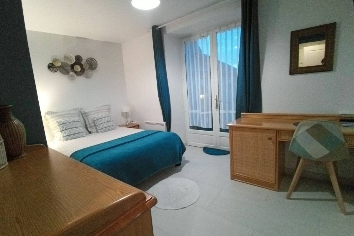 Comfort Room, Multiple Beds, Microwave