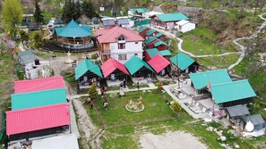 Front of property - MOUNTY 1014 River Side Adventure Camp (Manali)