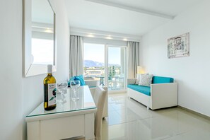 غرفة رباعية مريحة (Family) | ملاءات للفراش لا تسبب الحساسية وأسرّة بإسفنج يتكيف مع شكل الجسم