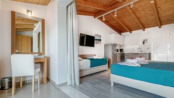 Un dormitorio moderno con techo de madera, una cama con ropa de cama color turquesa, un escritorio con una silla y un televisor en la pared.