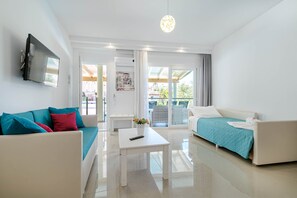 Hypo-allergenic bedding, memory-foam beds, in-room safe - Palapart Gikas Gouvia (Corfu)