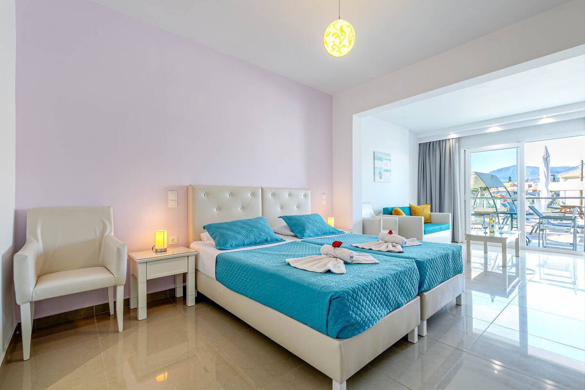 2 Bedrooms Apartment by the Pool | 저자극성 침구, 메모리폼 침대, 객실 내 금고, 암막 커튼