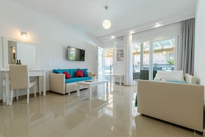 Comfort Room With Private Pool | Allergitestet sengetøy, memory foam-senger og safe på rommet