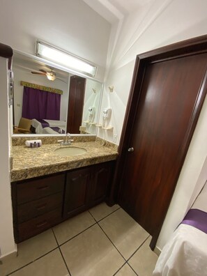 Habitación superior | Tabla de planchar con plancha, wifi gratis y ropa de cama 